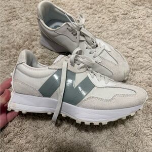 New Balance 327 Women’s Sneakers